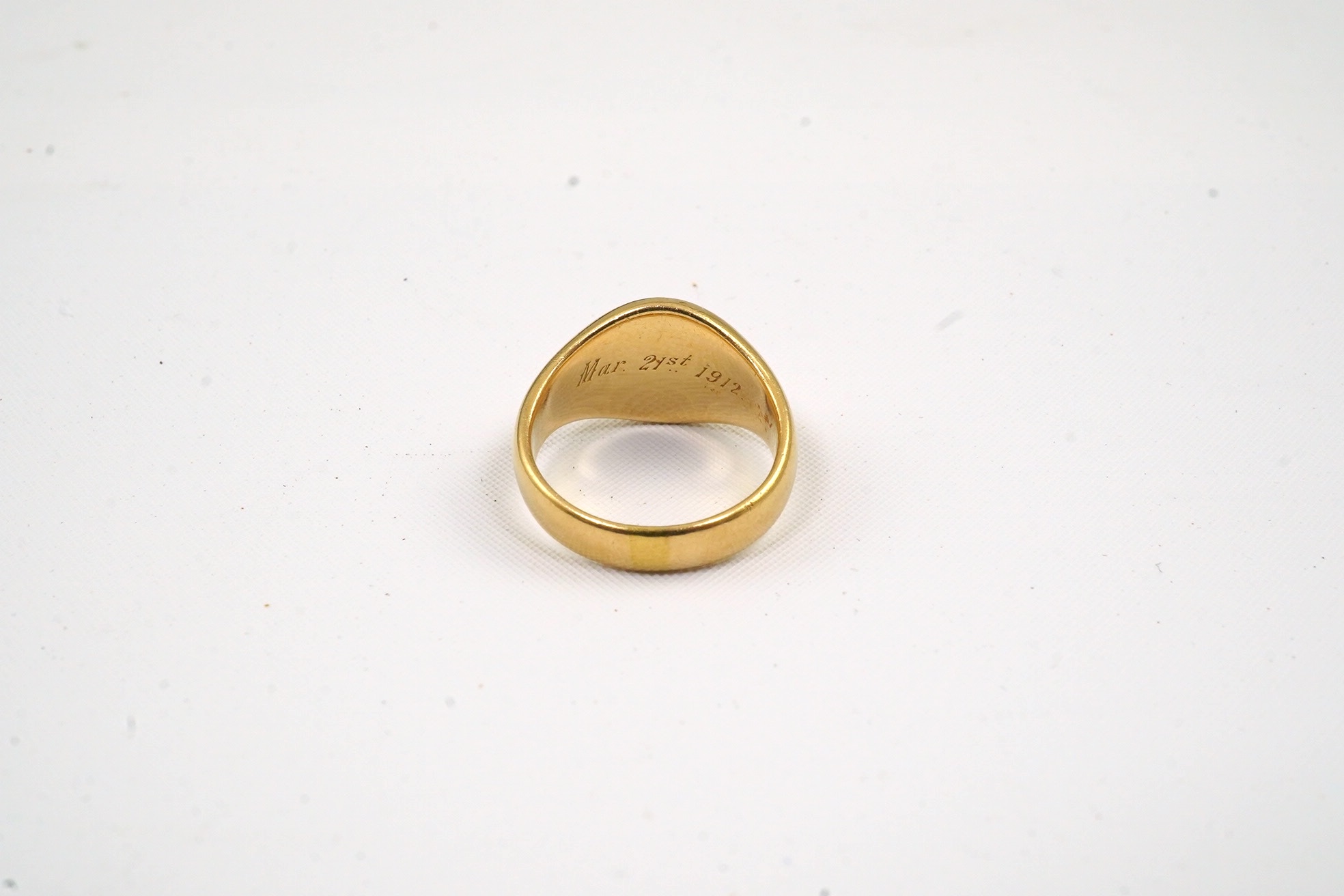 A George V 18ct gold signet ring